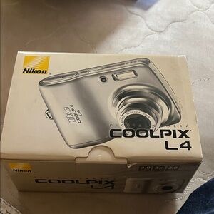 Nikon Coolpix L4 Silver Compact Camera Packaging